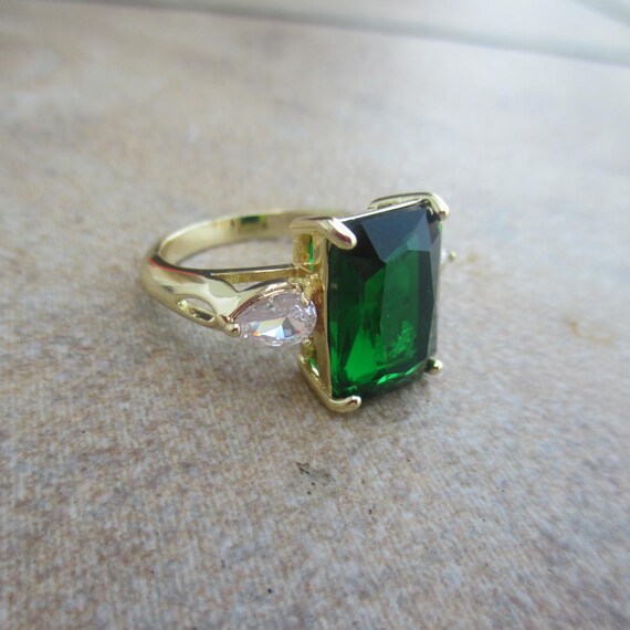 Vintage Green Rhinestone Ring, Size 9, Pale Gold … - image 9