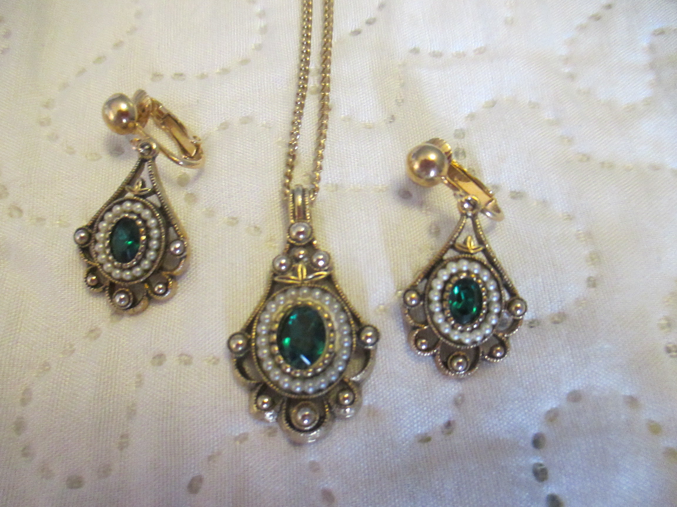 Vintage Avon Green Rhinestone W/small Seed Pearls Necklace