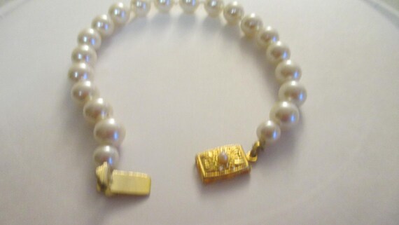 Pearl Hand Knotted Bracelet: Signed Gold Closure Hallmarked G. Silver View 3