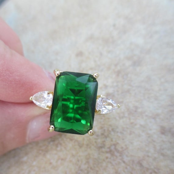 Vintage Green Rhinestone Ring, Size 9, Pale Gold … - image 2