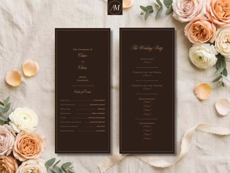Puede incluir: Dos tarjetas rectangulares de programa de boda en color marr&oacute;n oscuro con texto dorado. La tarjeta izquierda indica The Ceremony of Claire & Olivia, Date, Location y Order of Events. La derecha enumera The Wedding Party, Officiants, Parents, Bridesmaids y Groomsmen.