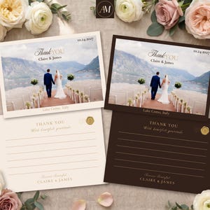 Puede incluir: Dos tarjetas de agradecimiento rectangulares con una foto de boda de una pareja caminando hacia un lago y montañas. Las tarjetas incluyen el texto Thank You, Claire & James, 10.24.2027, Lake Como, Italy, y With heartfelt gratitude.