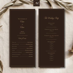 Puede incluir: Dos tarjetas rectangulares de programa de boda en color marr&oacute;n oscuro con texto dorado. La tarjeta izquierda indica The Ceremony of Claire & Olivia, Date, Location y Order of Events. La derecha enumera The Wedding Party, Officiant, Parents, Bridesmaids y Groomsmen.