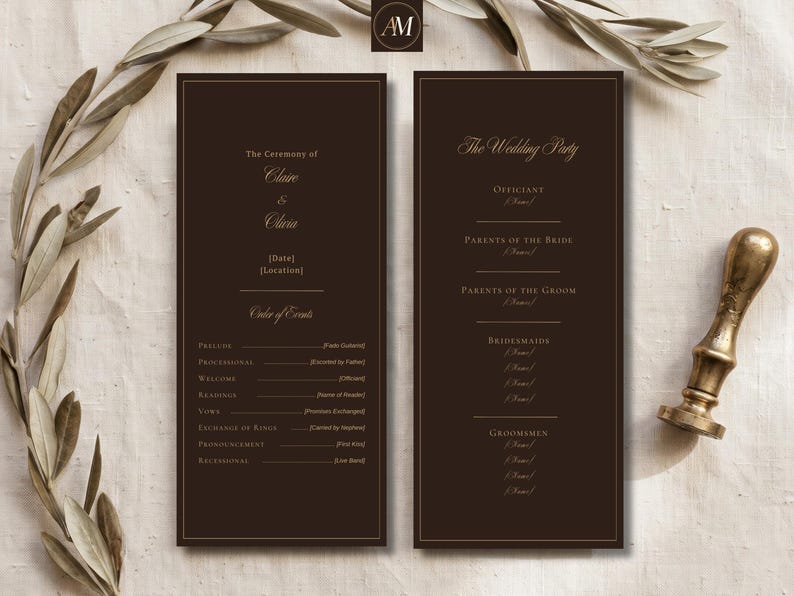 Puede incluir: Dos tarjetas rectangulares de programa de boda en color marr&oacute;n oscuro con texto dorado. La tarjeta izquierda indica The Ceremony of Claire & Olivia, Date, Location y Order of Events. La derecha enumera The Wedding Party, Officiant, Parents, Bridesmaids y Groomsmen.