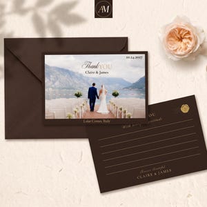 Puede incluir: Un sobre marrón oscuro y una postal a juego con una fotografía de una pareja en una ceremonia de boda en el lago de Como, Italia. La tarjeta incluye el texto Thank You, Claire & James, 10.24.2027 y Lake Como, Italy.