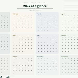 Puede incluir: Una p&aacute;gina de calendario digital 2027 titulada 2027 at a glance, que presenta doce cuadr&iacute;culas mensuales con los d&iacute;as de la semana, una barra lateral con pesta&ntilde;as de navegaci&oacute;n para &iacute;ndice, a&ntilde;o, cartera y meses, e iconos de gr&aacute;ficos.