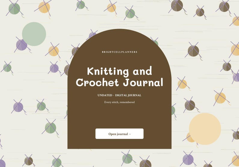 Puede incluir: Un diario digital de tejido y ganchillo con un centro en forma de arco marr&oacute;n oscuro sobre un fondo claro con un patr&oacute;n de ovillos de lana y agujas. El texto dice: BRIGHTCELLPLANNERS, Knitting and Crochet Journal, UNDATED - DIGITAL JOURNAL, Every stitch, remembered, y Open journal.