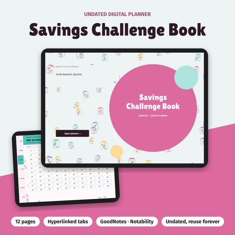 Op de afbeelding: Een ongedateerde digitale Savings Challenge Book planner weergegeven op twee tabletschermen. Het hoofdscherm bevat een roze cirkel met de tekst Savings Challenge Book en een patroon van kleine potjes. Het tweede scherm toont een 100-enveloppen spaarraster.