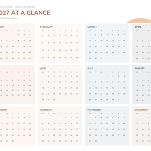 Peut inclure: Une page de planificateur num&eacute;rique 2027 intitul&eacute;e 2027 AT A GLANCE, pr&eacute;sentant une grille de calendrier de douze mois avec des onglets de navigation sur le c&ocirc;t&eacute; gauche. La mise en page utilise une palette de couleurs p&ecirc;che, bleu clair et blanc.