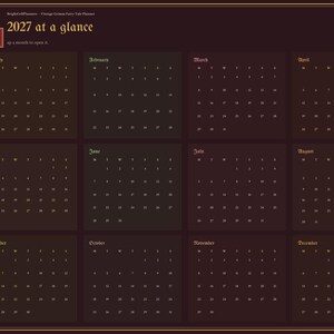 K&ouml;nnte beinhalten: Eine digitale 2027 Kalender-Planer-Seite mit dunkelburgunderfarbenem Hintergrund und goldenem Rand. Sie zeigt eine Zw&ouml;lf-Monats-&Uuml;bersicht mit dem Titel 2027 at a glance und seitliche Navigationsreiter mit der Beschriftung Index, Year, Jan bis Dec, Weekly, Cottage, Once Upon, Wishes, Habits und Notes.