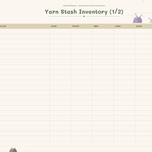 Puede incluir: Una p&aacute;gina de planificador digital titulada Yarn Stash Inventory (1/2) con una tabla para registrar detalles del hilo como marca, color, peso, fibra, yardas, madejas y fecha de compra, con una barra de navegaci&oacute;n lateral.