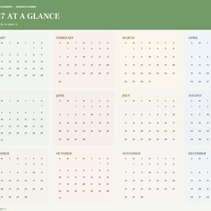 以下が含まれることがあります： 2027 AT A GLANCEと題された2027年のデジタルガーデンプランナーカレンダー。レイアウトには、行と列に整理された12の月間グリッドがあり、サイドバーメニューにはIndex、Setup、JanからDec、Layout、Seeds、Schedule、Profiles、Watering、Harvest、Pests、Budget、Notesのタブが含まれています。