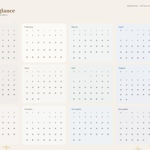 K&ouml;nnte beinhalten: Eine digitale 2027 Kalenderplaner-Seite mit dem Titel 2027 at a glance, die zw&ouml;lf Monats&uuml;bersichten in einem vier-mal-drei-Layout zeigt. Eine vertikale Navigationsleiste auf der rechten Seite enth&auml;lt Abschnitte wie Index, Year und Notizen.