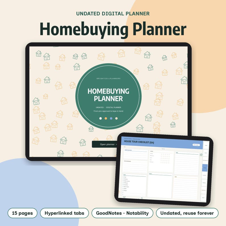 Puede incluir: Un planificador digital sin fecha para la compra de una vivienda mostrado en dos pantallas de tableta. La pantalla principal presenta un c&iacute;rculo verde oscuro con el texto Homebuying Planner, Undated Digital Planner, From pre-approval to keys in hand. La segunda pantalla muestra una House Tour Checklist.