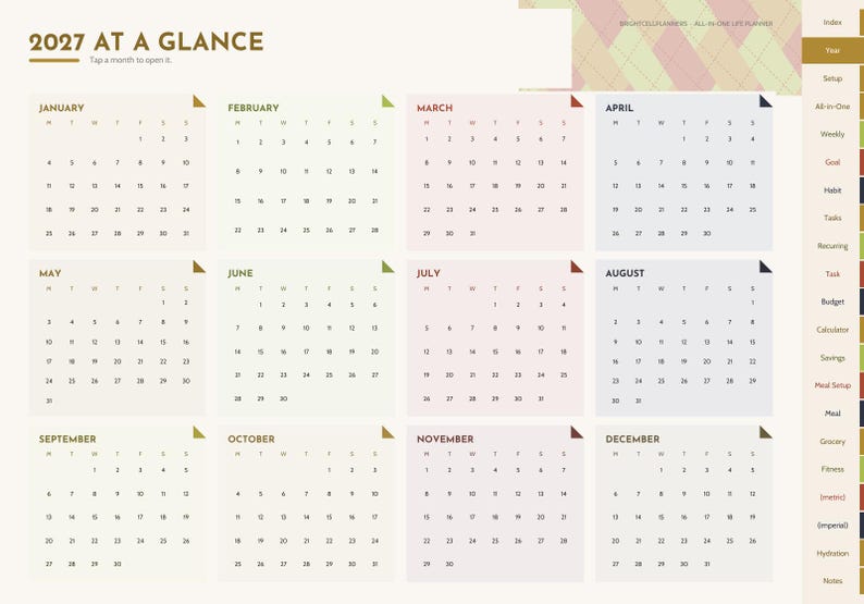 Puede incluir: Una p&aacute;gina de calendario digital 2027 titulada 2027 AT A GLANCE. Presenta doce cuadr&iacute;culas mensuales con fechas y una barra de navegaci&oacute;n lateral derecha con pesta&ntilde;as llamadas Index, Year, Setup, All-in-One, Weekly, Goal, Habit, Tasks, Recurring, Task, Budget, Calculator, Savings, Meal Setup, Meal, Grocery, Fitness, Metric, Imperial, Hydration y Notes.
