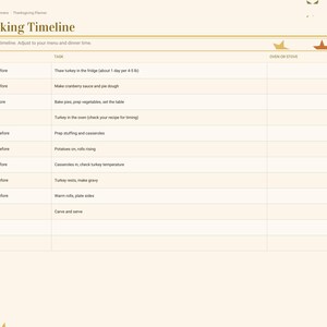 Puede incluir: Una p&aacute;gina de planificador de cronograma de cocina de Acci&oacute;n de Gracias digital con fondo beige y texto dorado. La tabla enumera las tareas desde 3 d&iacute;as antes hasta la hora de la cena, con columnas para cu&aacute;ndo, tarea y una casilla de verificaci&oacute;n.