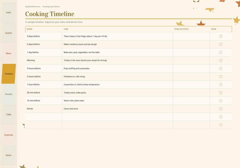Puede incluir: Una p&aacute;gina de planificador de cronograma de cocina de Acci&oacute;n de Gracias digital con fondo beige y texto dorado. La tabla enumera las tareas desde 3 d&iacute;as antes hasta la hora de la cena, con columnas para cu&aacute;ndo, tarea y una casilla de verificaci&oacute;n.