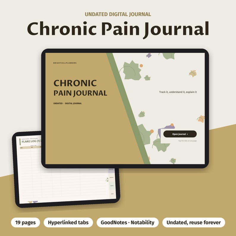 K&ouml;nnte beinhalten: Ein undatiertes digitales Tagebuch f&uuml;r chronische Schmerzen auf zwei Tablet-Bildschirmen. Der Hauptbildschirm zeigt ein beiges und gr&uuml;nes Cover mit dem Text Chronic Pain Journal und Track it, understand it, explain it. Ein zweiter Bildschirm zeigt eine Flare-Log-Seite.