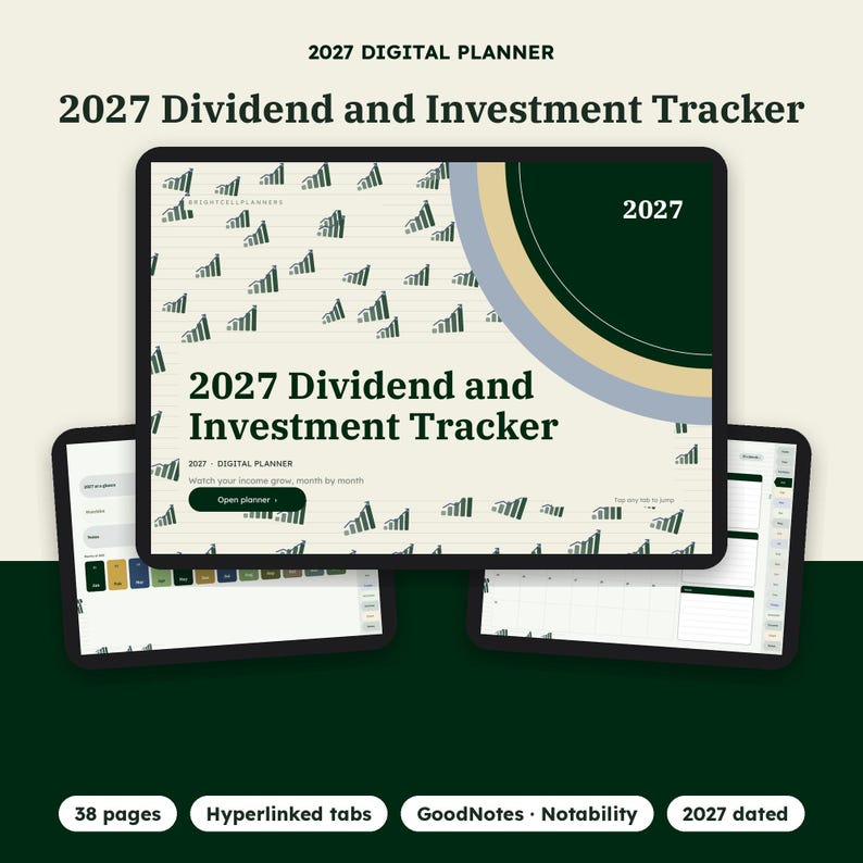 Puede incluir: Un planificador digital de dividendos e inversiones 2027 mostrado en tres pantallas de tableta. La pantalla principal presenta un fondo crema con iconos de gr&aacute;ficos de barras verde oscuro, un acento circular verde oscuro y el texto 2027 Dividend and Investment Tracker.