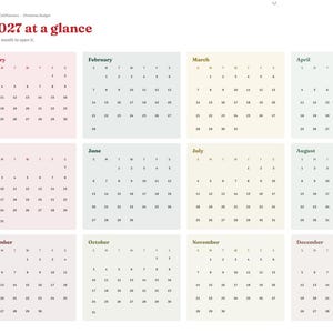 Peut inclure: Une page de calendrier num&eacute;rique 2027 intitul&eacute;e 2027 at a glance. Elle pr&eacute;sente douze grilles mensuelles aux couleurs pastel avec une barre de navigation verticale sur la gauche contenant des onglets pour Index, Year, Setup, Dashboard, les mois, Budget, Savings et Notes.