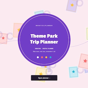 以下が含まれることがあります： Brightcellplannersによるデジタルテーマパーク旅行プランナー。白い文字が書かれた大きな紫色の円が中央にあり、その周囲には星のアイコンと円の輪郭が描かれたパステルカラーの長方形のチケットが薄いピンクの背景に散りばめられています。