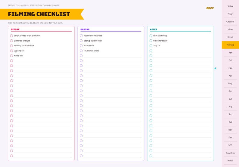 Op de afbeelding: Een pagina uit een 2027 YouTube-kanaalplanner met de titel Filming Checklist, verdeeld in drie kolommen genaamd Before, During en After. Elke kolom bevat selectievakjes en lege regels voor taken. Rechts staat een verticaal navigatiemenu.