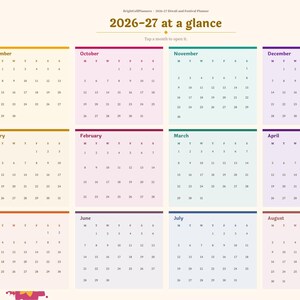 Pu&ograve; includere: Una pagina di calendario digitale 2026-27 con una barra di navigazione laterale sinistra. Il layout presenta dodici griglie mensili organizzate in quattro colonne e tre righe, ciascuna con intestazioni colorate e date.