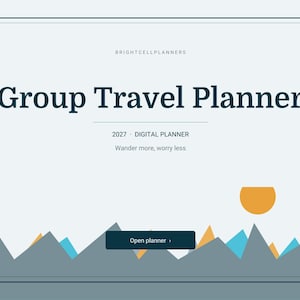 Puede incluir: Una portada de planificador digital titulada Group Travel Planner 2027 de Brightcellplanners. El dise&ntilde;o presenta un fondo gris claro con un borde azul oscuro, un sol amarillo y una cordillera en tonos gris, azul y amarillo. Un bot&oacute;n azul oscuro dice Open planner.