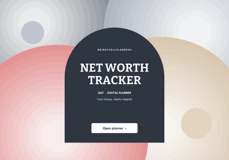 Peut inclure: Une interface de planificateur num&eacute;rique en forme d'arche gris anthracite avec le texte BRIGHTCELLPLANNERS, NET WORTH TRACKER, 2027 - DIGITAL PLANNER, Your money, clearly mapped et un bouton blanc Open planner sur des cercles.