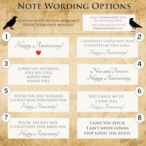 Pu&ograve; includere: Sfondo beige con opzioni di testo per le note. Il testo include frasi come "Buon anniversario!" e "Ti amo". L'immagine presenta anche due sagome di corvi neri e istruzioni per la personalizzazione.