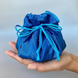 Organiseur de rangement pour bijoux en soie et satin bleu saphir / bleu topaze multi poches Pochette à cordon de serrage Pochette cadeau