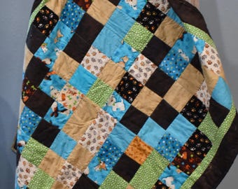 Edredón para bebé con diseño de cachorro: Decoración infantil hecha a mano en tonos marrón, beige y turquesa.