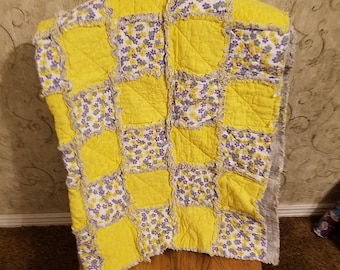 Yellow and gray rag quilt