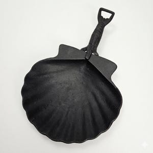 Lilian Vernon 9.5" Scallop Lobster Vintage Cast Iron Pan Removable Handle Black