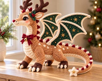 Patrón de ganchillo de dragón navideño en PDF, amigurumi de reno con alas de estrella y acebo, guía ilustrada de decoración navideña de fantasía.