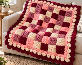 Patrón de ganchillo en PDF para manta patchwork, manta acolchada con borde festoneado y de pompones, colores palo de rosa, 5 guías visuales.