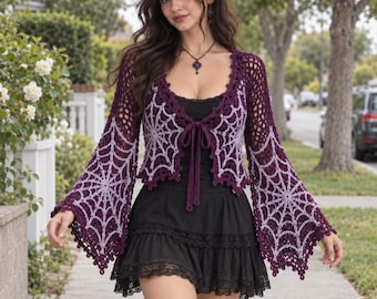 Patrón de ganchillo en PDF para cárdigan con diseño de telaraña, top de malla color ciruela con mangas acampanadas y detalles de telaraña lavanda, atuendo gótico para Halloween.