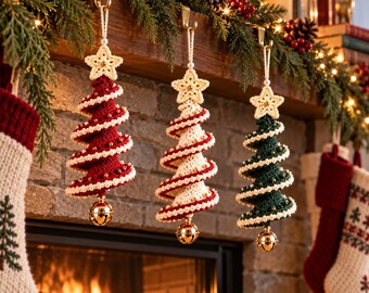 Könnte beinhalten: Drei spiralförmige Weihnachtsbaumschmuckstücke aus gehäkeltem Garn. Jeder Baum hat einen cremefarbenen Stern an der Spitze, eine spiralförmige Verzierung und eine kleine goldene Glocke an der Basis. Die Bäume sind dunkelrot, cremefarben und dunkelgrün.