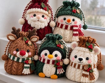 Puede incluir: Cinco bolsas de ganchillo con cordón que representan personajes navideños: un Santa Claus, un muñeco de nieve, un reno, un pingüino y un oso polar. Cada bolsa tiene patrones de punto trenzado, botones de madera y una pequeña bufanda.