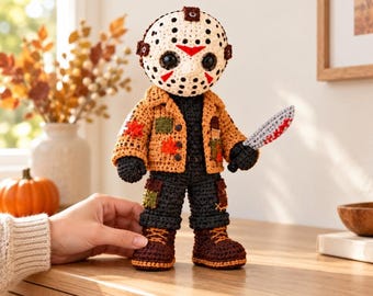 Patrón de ganchillo en PDF para muñeco con máscara de hockey, amigurumi de terror otoñal con chaqueta y botas remendadas, decoración de Halloween, 5 guías visuales.