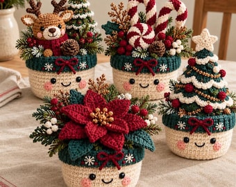 Puede incluir: Cuatro cestas de ganchillo con caras sonrientes, llenas de decoración navideña. Una tiene un reno y un árbol, otra bastones de caramelo, otra una flor de pascua y otra un árbol de Navidad. Todas tienen bases crema y bordes verdes.
