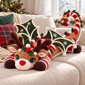 Modèle PDF de dragon de Noël au crochet, dragon renne aux ailes de houx avec bois et pattes rayées, guide amigurumi illustré