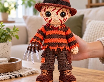 Patrón de ganchillo en PDF para muñeca de terror, amigurumi de pesadilla otoñal con suéter a rayas, gorro marrón y guante de garra suave, 5 guías visuales.