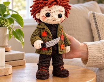 Patrón de ganchillo en PDF para muñeca de terror, amigurumi otoñal con abrigo de hojas de olivo, cabello castaño rojizo y botas con cordones, muñeca de Halloween, 5 guías visuales.