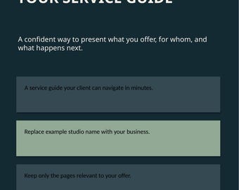 Op de afbeelding: Een donkerblauw digitaal documentsjabloon getiteld YOUR SERVICE GUIDE met de tekst BAMBOLEILO / CLIENT PRICING PRO / WELCOME bovenaan. Het bevat instructieve tekstvakken voor het navigeren door diensten, het vervangen van namen en het bewerken van pagina's.