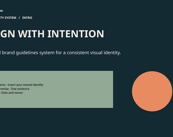 Może przedstawiać: Ciemnoturkusowy slajd graficzny z tytułem BRAND IDENTITY SYSTEM / INTRO oraz DESIGN WITH INTENTION. Zawiera jasnozielony prostokąt z tekstem w punktach oraz pomarańczowe koło na ciemnym tle.
