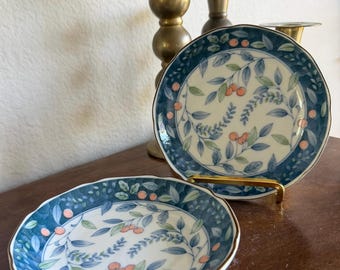 Juzan Gama Japanese Porcelain Bowls, Vintage Arita Scalloped Leaves and Berries Small Dishes, Set of 2 寿山窯