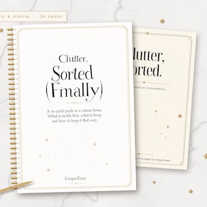 Puede incluir: Un planificador con encuadernación en espiral y cubierta blanca con detalles dorados y el texto Clutter, Sorted (Finally). A no-guilt guide to a calmer home. What to tackle first, what to keep, and how to keep it that way. UniqueTessa impreso abajo.