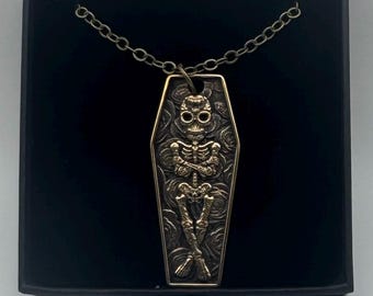 Collar con colgante de ataúd de latón envejecido – Colgante de esqueleto del Día de los Muertos – Joyería gótica Memento Mori – Día de los Muertos
