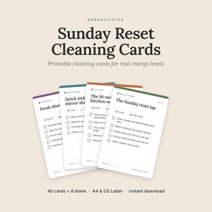 Könnte beinhalten: Ein Set von Sunday Reset Reinigungskarten mit druckbaren Checklisten und farbigen Kopfzeilen für verschiedene Räume. Die Karten enthalten Aufgaben für Schlafzimmer, Badezimmer, Küche und das gesamte Haus mit Kontrollkästchen und Zeitangaben.